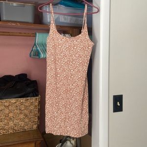 Flower detailed, ribbed material, short, tight fitting dress!